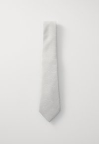 Cravate gris clair avec un motif subtil, présentant une texture lisse et une pointe aiguisée, disposée à plat sur un fond blanc.
