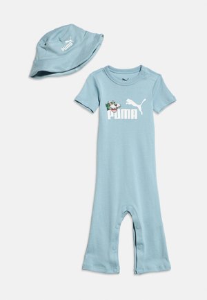 Pelele bebé azul claro con logo de PUMA y perro de dibujos animados, combinado con un sombrero tipo bucket a juego con logo blanco de PUMA.