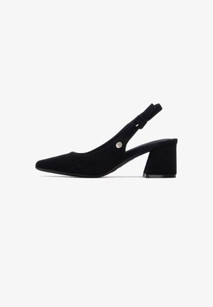 Zapato slingback de ante negro con punta alargada, correa ajustable en el tobillo y tacón bajo de bloque. Cuenta con un detalle de acento plateado.