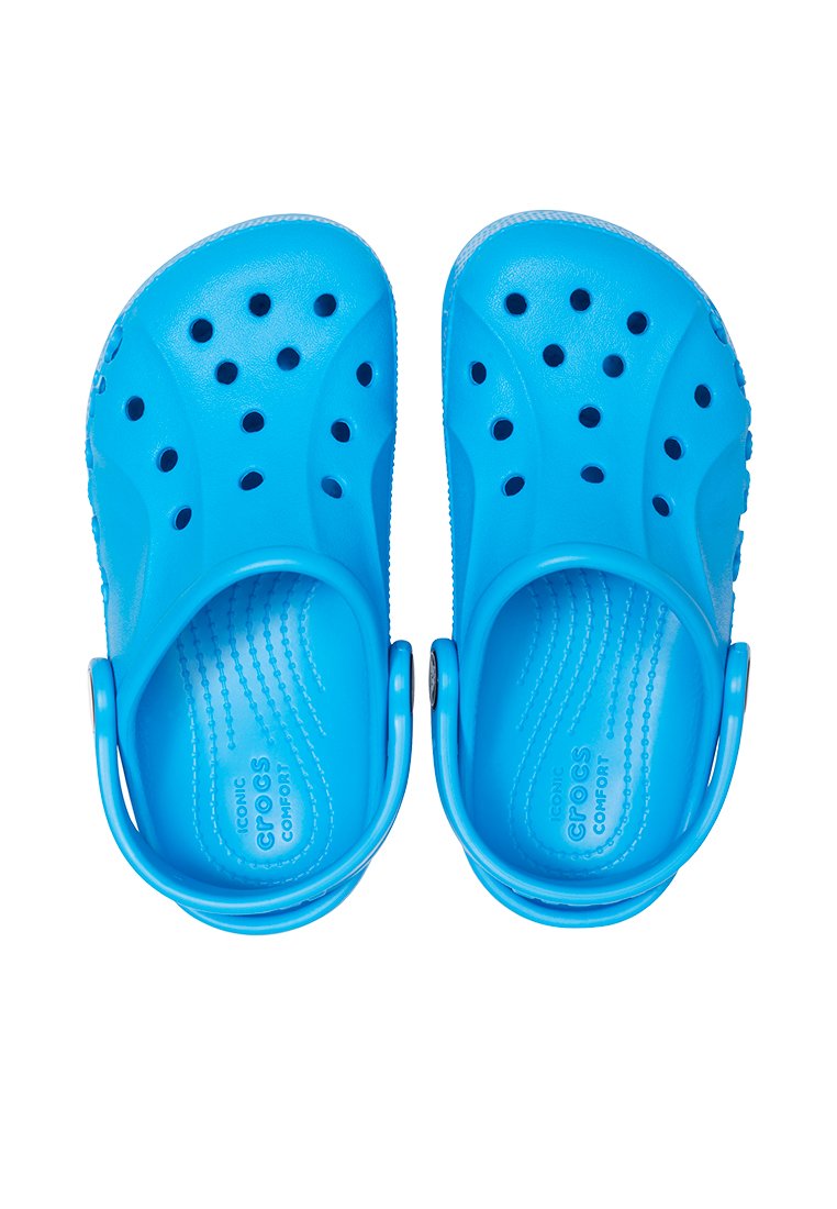 Un par de zuecos azul brillante tipo slip-on con agujeros de ventilación y correas en el talón ajustables, vistos desde arriba sobre un fondo blanco.