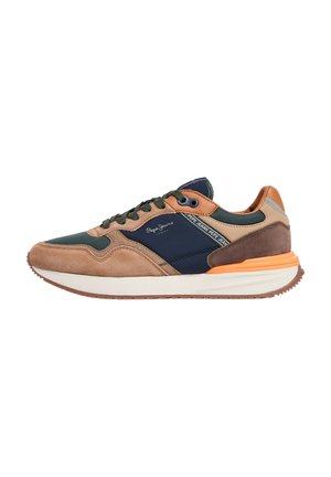 Baskets marron et marine avec un mélange de matériaux en daim et en mesh. Présentent des lacets verts, des accents orange et une semelle blanche rembourrée.