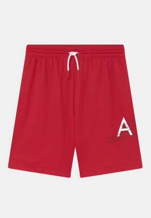 Rote sportliche Shorts mit weißem Kordelzug und einem weißen Buchstaben "A" mit schwarzer Umrandung auf dem rechten Bein, vor weißem Hintergrund.