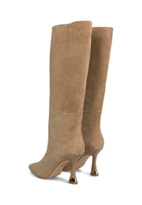 Stivali in suede beige al ginocchio con punta affusolata, tacco alto curvo con dettagli dorati e una texture liscia.