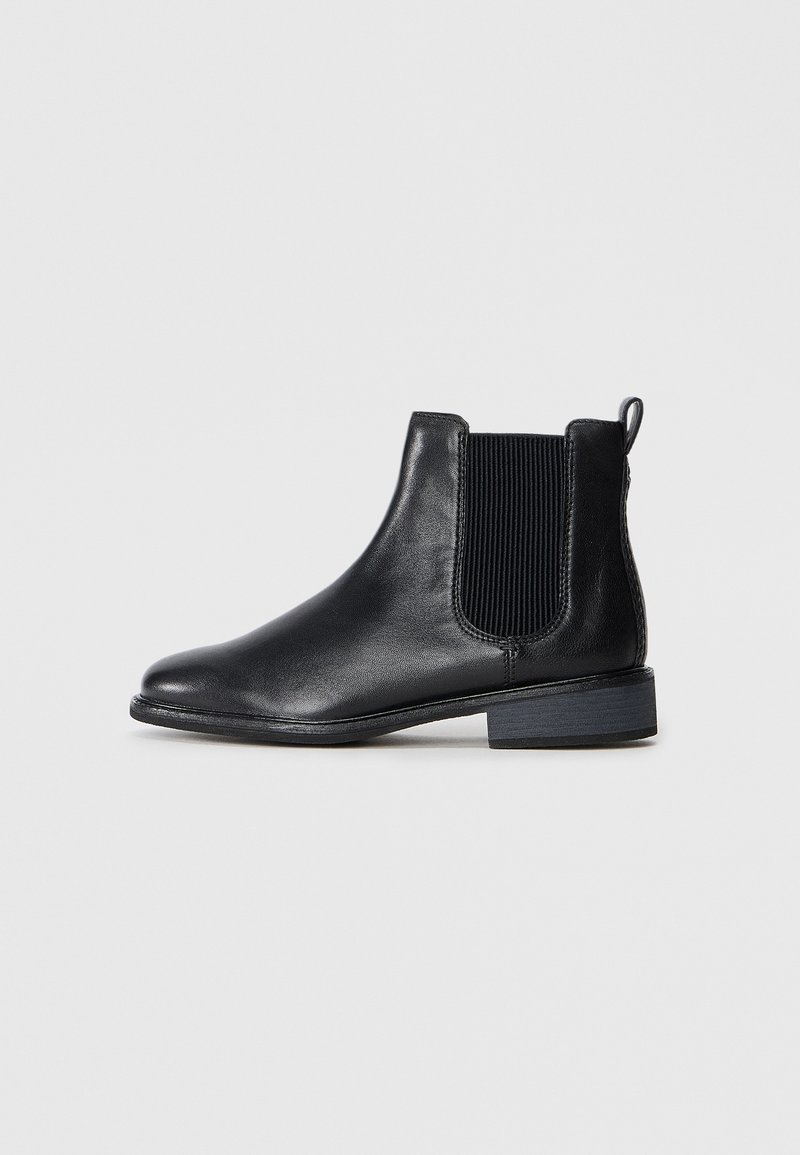 Schwarze Lederknöchelstiefel mit elastischen Seiteneinsätzen, abgerundeter Zehenpartie, niedrigem Blockabsatz und einer Schlaufe an der Rückseite zum einfachen Anziehen.