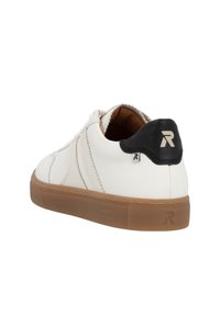 Sneaker in pelle bianca con un accento in pelle nera sul tallone, suola in gomma naturale e dettagli testurizzati sui lati. Design minimalista.