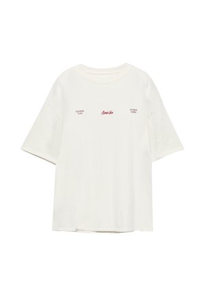 Fehér, túlméretezett rövid ujjú póló piros felirattal: középen "Sweet Leo", bal oldalon "Cold enough to last", jobb oldalon "Hot enough to break".