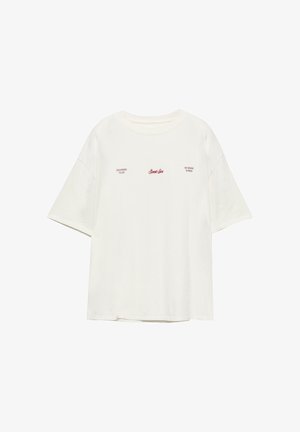 Fehér, túlméretezett rövid ujjú póló piros felirattal: középen "Sweet Leo", bal oldalon "Cold enough to last", jobb oldalon "Hot enough to break".