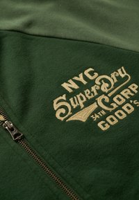 Superdry & Co COLLEGE GRAPHIC - Sudadera con cremallera - forest green