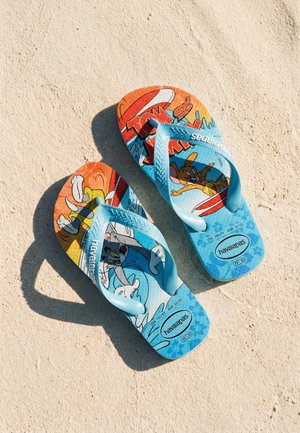 Dziecięce niebieskie klapki na piasku z postaciami z kreskówki Tom i Jerry, jasnoniebieskimi paskami i logo "havaianas".