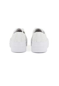 Sneaker bianche con un design testurizzato, dotate di suola piatta e modelli sottili sulla tomaia in tela. Tallone rinforzato e soletta imbottita.