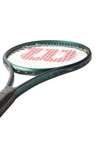 Tenniss racket met een teal frame, witte snaren en een rood logo. Beschikt over een gestructureerde zwarte grip en groene accent stippen nabij de kop.