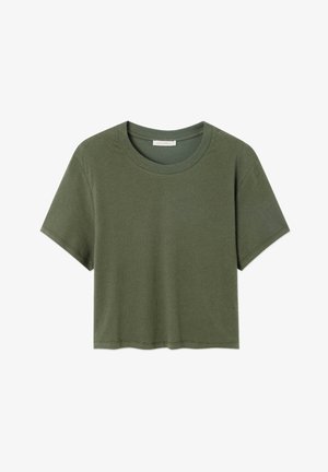 Chaki žalsvos spalvos trumpa marškinėliai iš minkštos medvilnės medžiagos, su apvaliu iškirptės kaklu ir trumpomis rankovėmis, laisvo kirpimo ir paprasto dizaino.