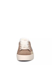 Sneaker in suede marrone con colletto in pelliccia sintetica bianca, lacci bianchi e suola in gomma chiara. Presenta un accento argentato vicino al lato.
