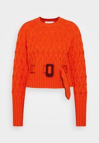 Pull en tricot orange avec un motif en losanges, d'une coupe courte, texture côtelée, et une ceinture accentuée par une boucle rectangulaire.