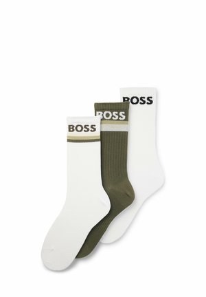 Drei Paar edle Socken in Weiß und Olivgrün, jeweils mit „BOSS“-Logo und Streifendetails am oberen Rand.