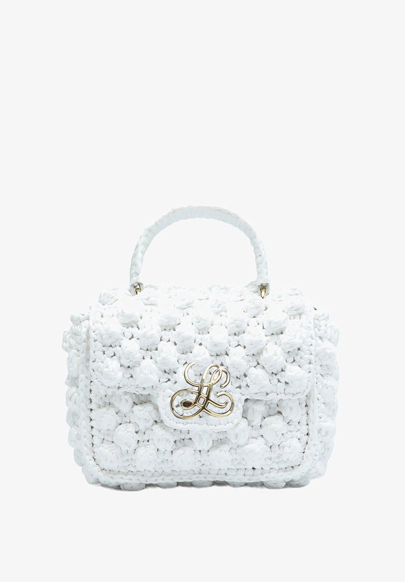 Vävd vit handväska med en strukturerad blomsterdesign, accentuerad med guldfärgade detaljer, kort flätad handtag och en klaffstängning med en logo.