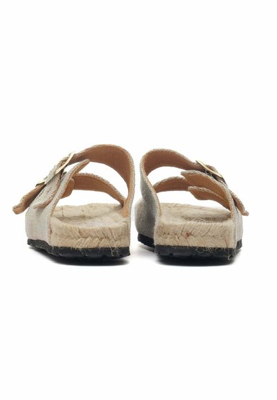 Sandali aperti sul retro con tomaia in tessuto grigio chiaro, soletta di colore naturale e fibbia regolabile. Suola testurizzata per una migliore aderenza.