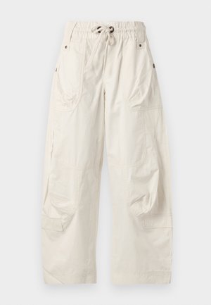 Pantaloni cargo a gamba larga color bianco sporco con vita elasticizzata, coulisse, grandi tasche frontali e laterali e dettagli con bottoni.