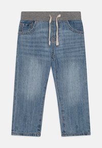 Pantaloni in denim azzurro chiaro per bambini con vita elastica grigia e coulisse bianca, tasche anteriori e gambe dritte su sfondo bianco.