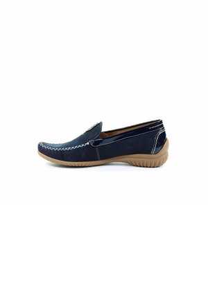 Marineblaue Slipper mit einer glatten Oberseite, kontrastierenden weißen Nähten und einer flexiblen beigen Sohle. Einfaches Design ohne sichtbare Beschläge.