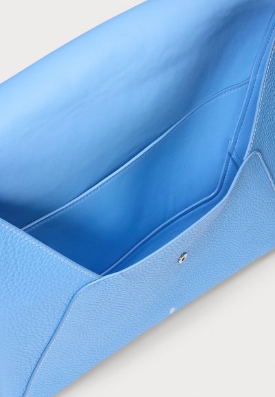 Blå lærveske med et interiør som har en glatt tekstur kombinert med en kontrasterende kornet finish, en lomme og en sølvfarget trykknapp.