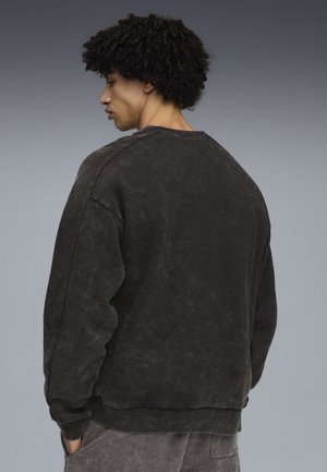 Mørkegrå overdimensioneret sweatshirt med tekstureret finish, ribbede manchetter og rund halsudskæring. Har raglanærmer og en afslappet silhuet.