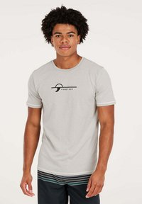 Korte mouwen grijze shirt met een gestreepte zoom en zwart "PROTEST" logo. Gemaakt van lichtgewicht stof met een relaxed ontwerp en ronde hals.