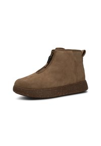 Bruine suède enkellaarzen met een gladde afwerking, voorzien van een ritssluiting en een gestructureerde bruine zool met gespikkelde accenten.