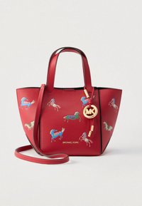 Κόκκινη τσάντα χειρός Michael Kors με πολύχρωμες εικονογραφήσεις αλόγων, χρυσό μενταγιόν MK και δύο επάνω λαβές με αποσπώμενο ιμάντα ώμου.