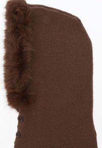 Accessorio marrone lavorato a maglia con rifinitura in pelliccia da un lato, caratterizzato da una texture liscia e due bottoni per la chiusura sul lato opposto.