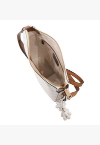 Bílá kožená kabelka s hnědými popruhy, zipovým uzávěrem a béžovým vnitřkem. Obsahuje ozdobný střapec a vzorované detaily na vnější straně.