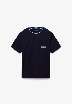 Granatowa koszulka z bawełny, z okrągłym dekoltem w niebiesko-białe paski, z kieszonką na lewej piersi oraz detalem logo na kieszeni.