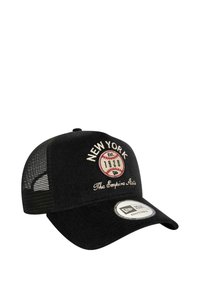 Gorra de béisbol de pana negra con parte trasera de malla, que presenta detalles bordados de "NUEVA YORK", "Est. 1920" y "El Estado del Imperio". Ajuste ajustable.