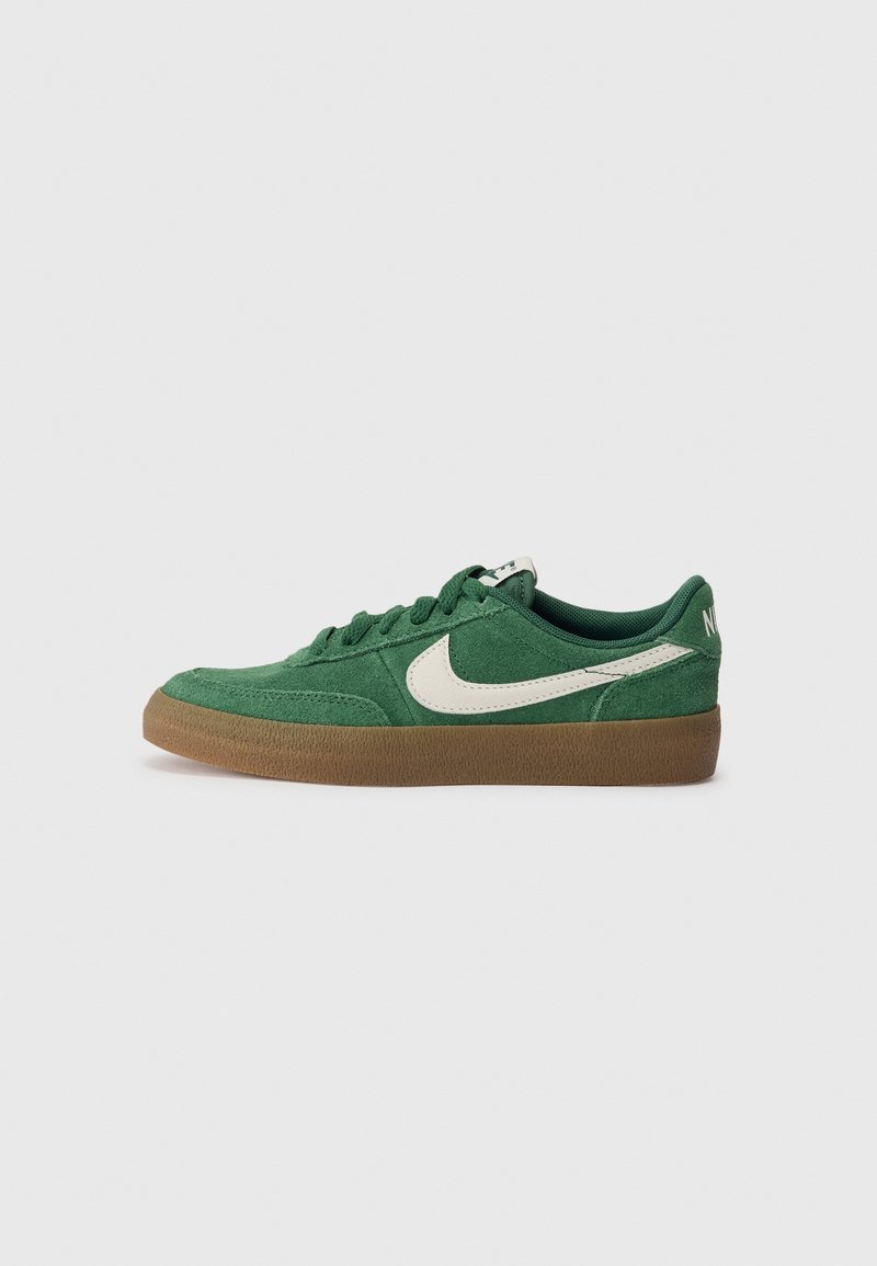 Baskets en daim vert avec un logo swoosh blanc, semelle en caoutchouc gum et bout arrondi. Présente un système de laçage et un col rembourré.