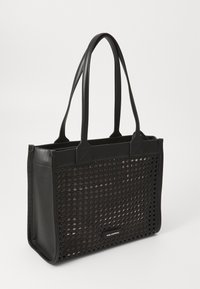 Juodas rankinis krepšys su audiniu tekstūra priekyje, lygių odinių šonų ir dviem tvirtais rankenėlėmis. Rodytas ant balto fono.