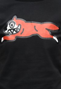 Κόκκινη στιλιζαρισμένη αλεπού με υπερβολικά μεγάλα δόντια και μάτι, με μαύρο περίγραμμα, φαίνεται να πηδάει πάνω σε μαύρο φόντο.