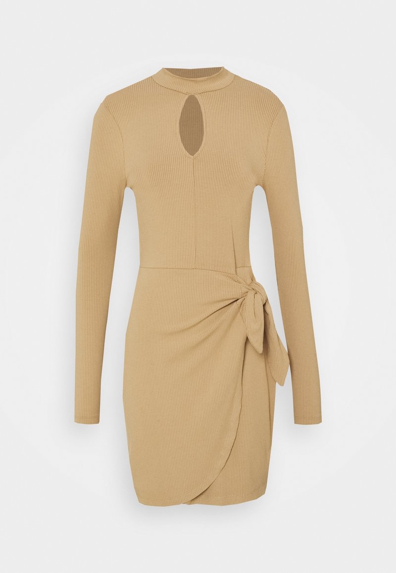 Robe mini en maille côtelée beige à manches longues, avec encolure goutte d'eau et détail noué sur le côté d'une jupe style portefeuille.
