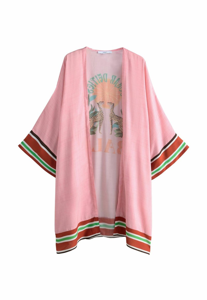 Vaaleanpunainen kimono-tyylinen viitta, jossa on leveät hihat ja graafinen kuvio leopeista ja tekstistä. Korostettu ruskealla, vihreällä ja valkoisella raidallisella nauhalla.
