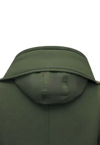 Olijfgroene jas achterkant met aangehechte capuchon, zichtbare naadlijnen en gladde stoftextuur.