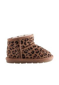 Gheata maro cu imprimeu de leopard, realizată din piele întoarsă moale, cu căptușeală interioară pufoasă, talpă plată și detalii decorative de cusături.