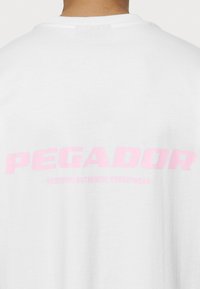 Pegador COLNE LOGO TEE - Apdrukāts T-krekls - white/bubblegum