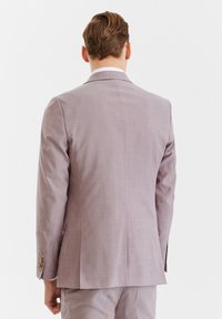 Jasnofioletowa marynarka o dopasowanym kroju, eleganckim designie i subtelnej teksturze; posiada guziki na mankietach oraz centralny szew z tyłu.