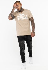 Lonsdale NORMALE PASSFORM ST ERNEY - Nyomott mintás póló - sand white