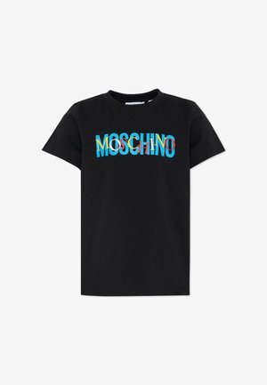 T-shirt noir à manches courtes avec des logos MOSCHINO colorés superposés en bleu, jaune, blanc et rouge sur la poitrine.