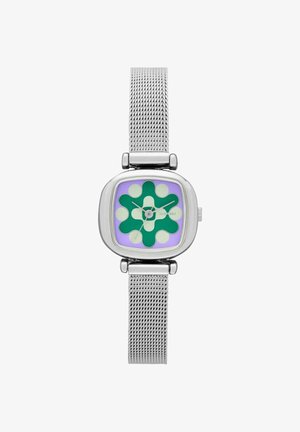 Montre carrée avec un bracelet en maille argentée ; le cadran violet présente un motif de fleur vert et blanc. Le boîtier et les cornes sont en métal poli.