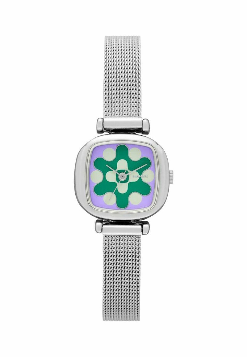 Montre carrée avec un bracelet en maille argentée ; le cadran violet présente un motif de fleur vert et blanc. Le boîtier et les cornes sont en métal poli.