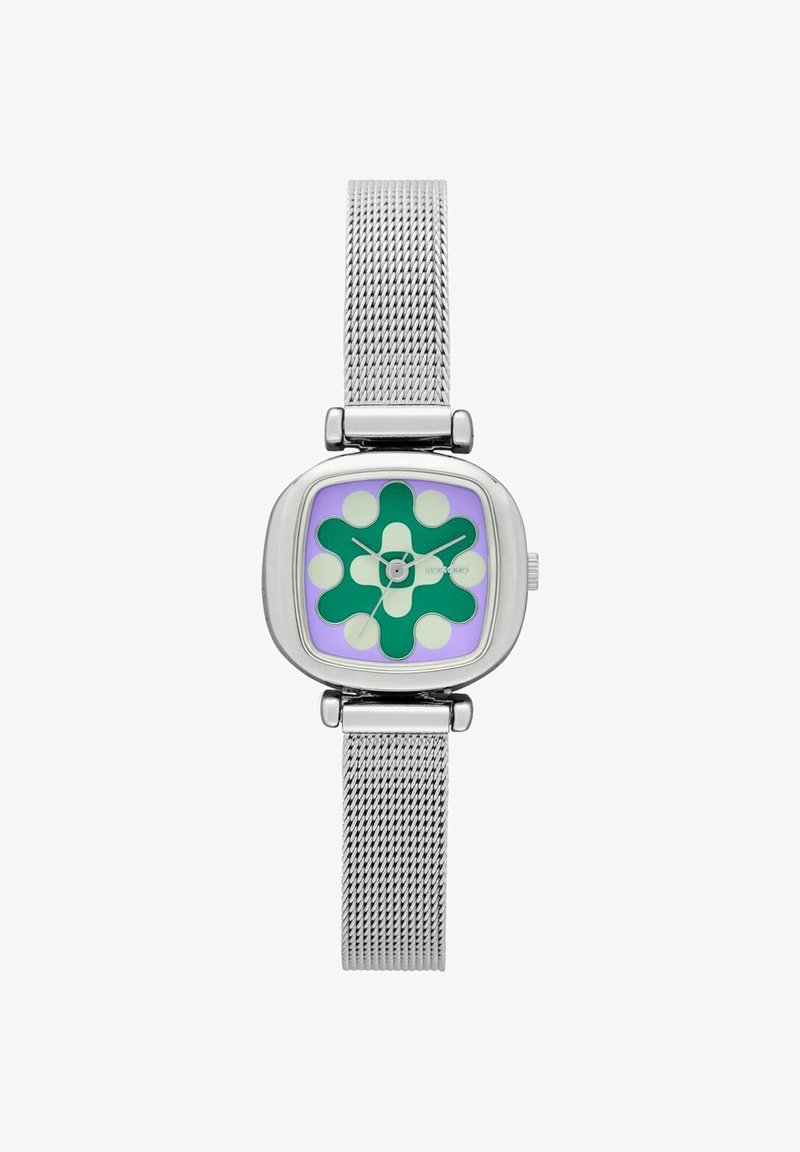Montre carrée avec un bracelet en maille argentée ; le cadran violet présente un motif de fleur vert et blanc. Le boîtier et les cornes sont en métal poli.