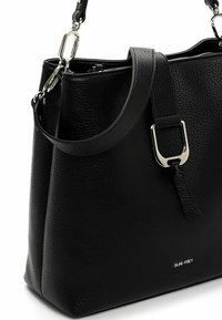 Bolso de cuero negro texturizado con herrajes plateados, correa desmontable, cremallera superior y el logo "SURI FREY" en la parte inferior derecha delantera.