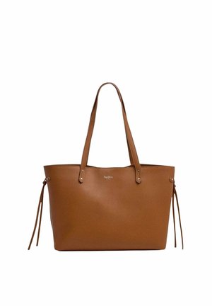 Borsa tote in pelle marrone testurizzata con manici lunghi e dettagli con coulisse su entrambi i lati su sfondo bianco.