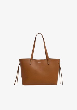 Borsa tote in pelle marrone testurizzata con manici lunghi e dettagli con coulisse su entrambi i lati su sfondo bianco.